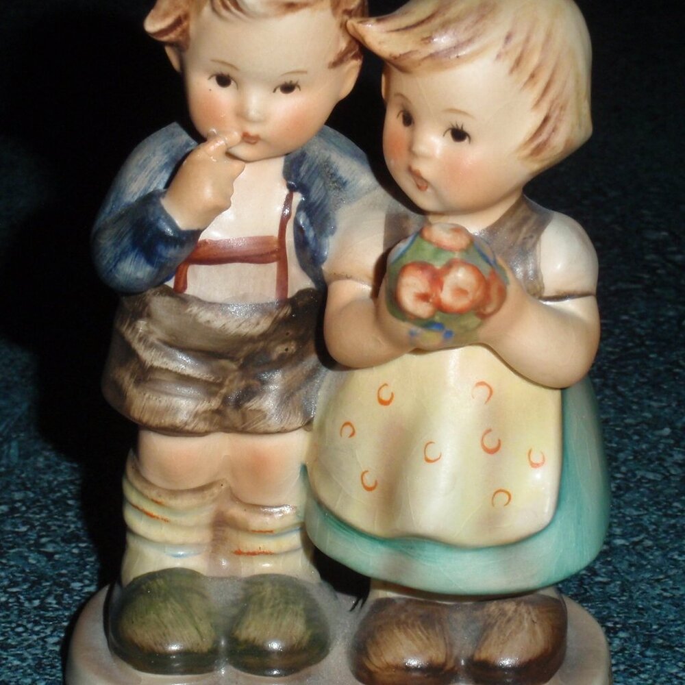Goebel Hummel Figurine "We Congratulate" #220 TMK3 - Boy And Girl With Flowers! - Picture 8 of 9